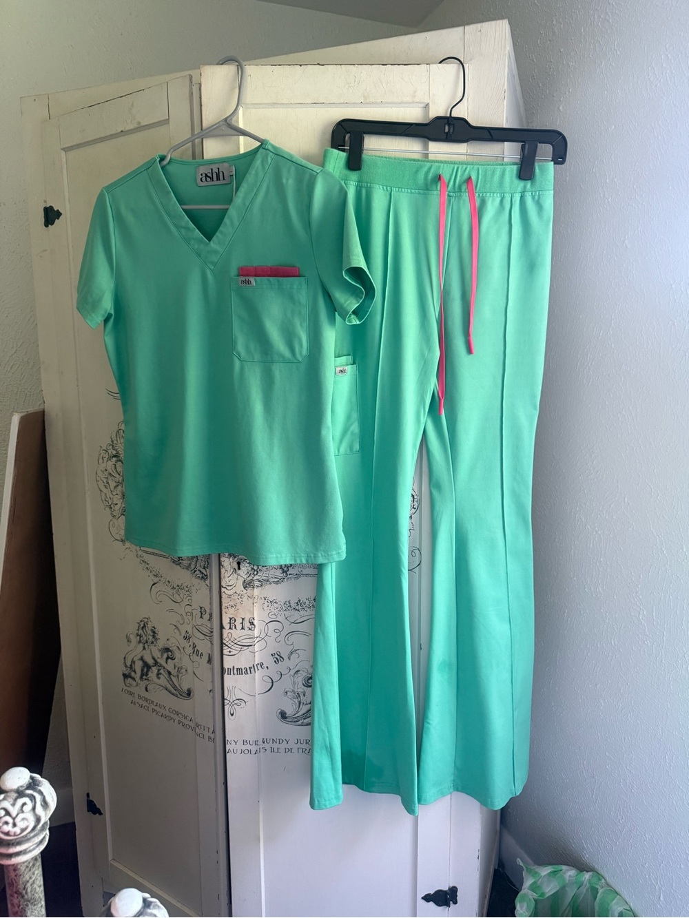 NWT/NWOT “Sold Out” Ashh Cargo Flare Scrub Set - Picture 4 of 16